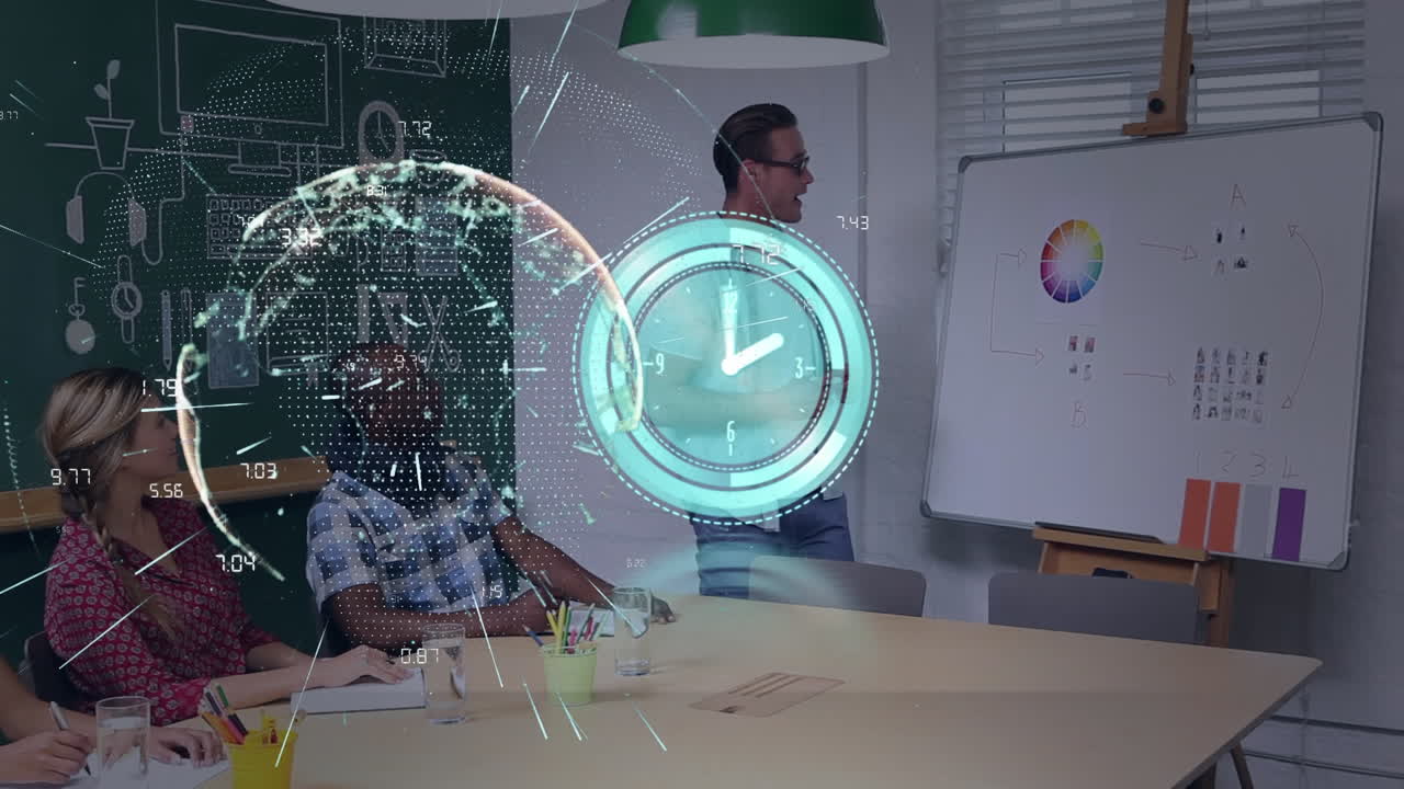 animación de la red global y reloj en el procesamiento de datos del escáner sobre colegas de oficina en la reunión