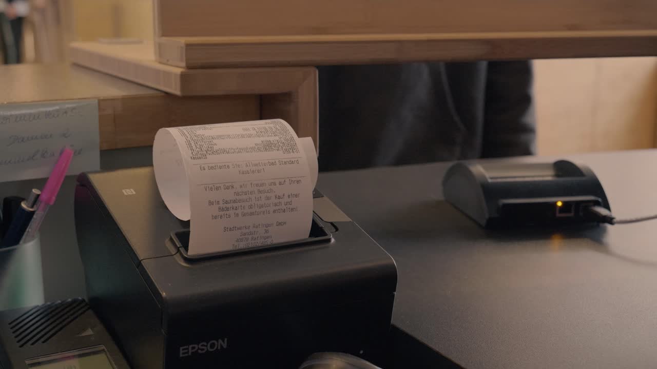 toma estática de una persona pagando las cuentas