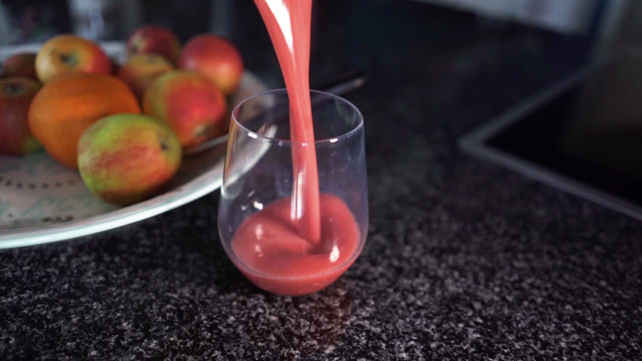 Immagini di un frullato versato in un bicchiere