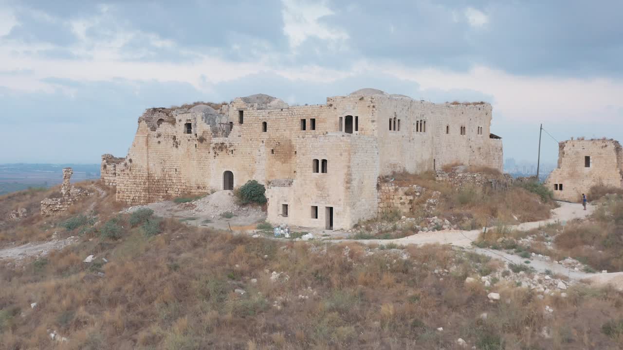 산 꼭대기에 있는 폐허가 된 성