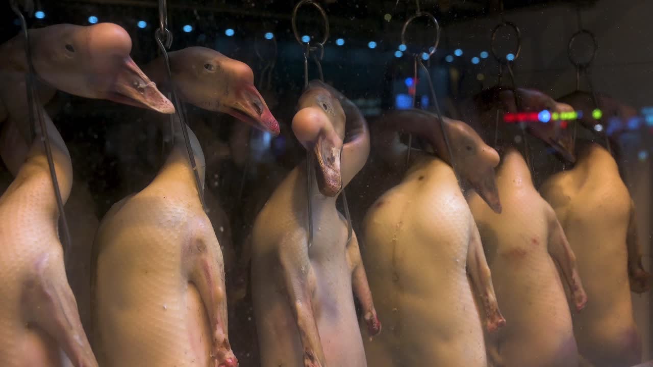 홍콩의 한 레스토랑에 소비용 거위가 냉장고에 걸려 있습니다.