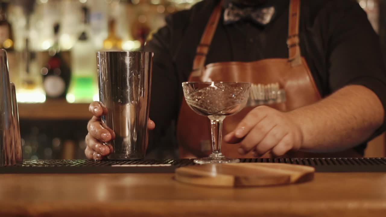 el camarero haciendo un cóctel.