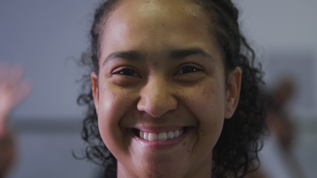 retrato de una bailarina moderna de raza mixta mirando a la cámara