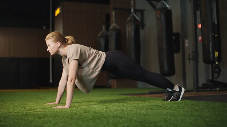 chica en forma calentándose en el gimnasio