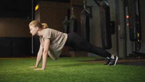 chica en forma calentándose en el gimnasio