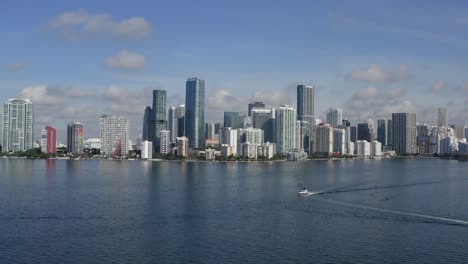 Toma-Aérea-Del-Centro-De-Miami-Desde-La-Bahía-De-Biscayne