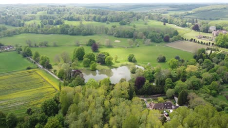 volando lejos de un lago en chilham en kant, inglaterra
