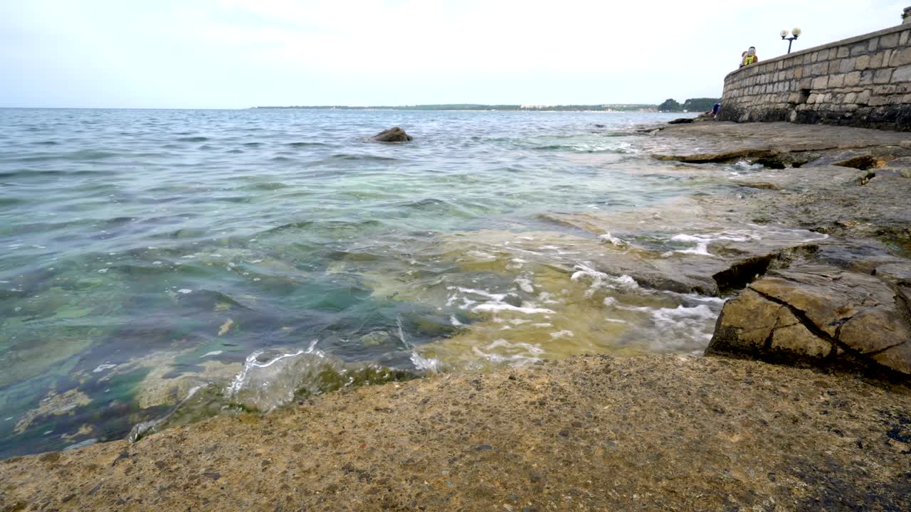 una vista tranquila del hermoso, claro, azul, verano mar adriático y las rocas circundantes.