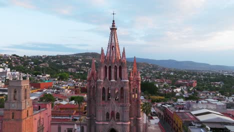 Wunderschöne-Kirche-Parroquia-De-San-Miguel-Arcangel-Mit-Hügeln-Im-Hintergrund