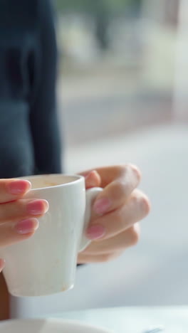 mujer disfrutando de café en una cafetería