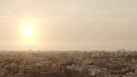 Paisaje-Urbano-De-Lima-Mientras-El-Sol-Se-Pone-Detrás-Del-Océano-Pacífico