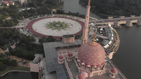 Hermosa-Mezquita-Putra-En-Putrajaya-Kuala-Lumpur-Durante-La-Puesta-De-Sol,-Aérea