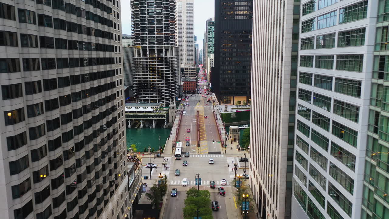 vista aérea con vistas al tráfico en el puente conmemorativo bataan-corregidor, en chicago