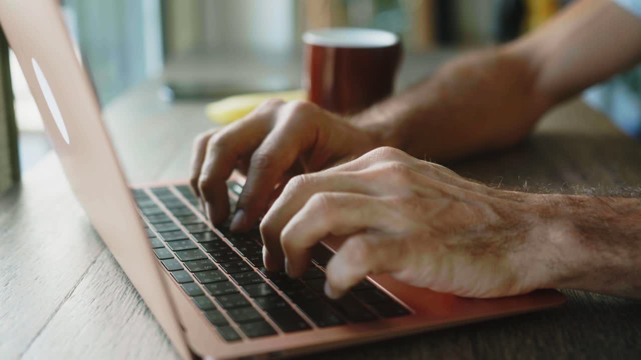 Persona che scrive su un portatile
