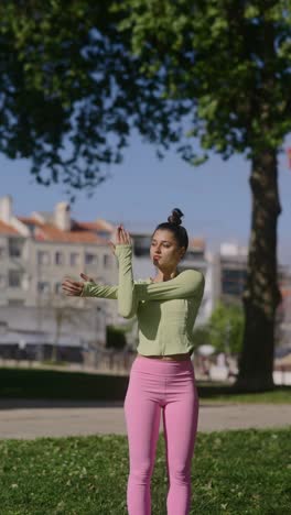 mujer estirándose en un parque