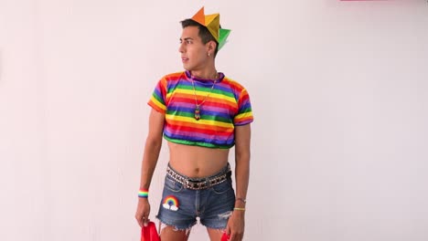 Chico-Gay-Afeminado-Poniéndose-La-Bandera-Gay-En-La-Espalda.