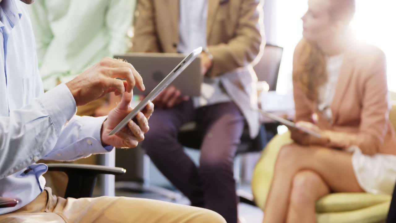 다양한 그룹의 사업가들에게 떨어지는 학교 물건의 애니메이션