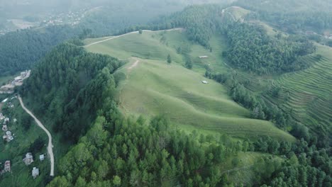 Vista-Aérea-De-Los-Pastizales-En-Medio-Del-Bosque-En-Kulekhani,-Nepal.