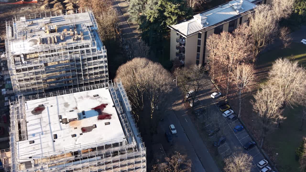 Vista aerea di un cantiere edile residenziale europeo con gru