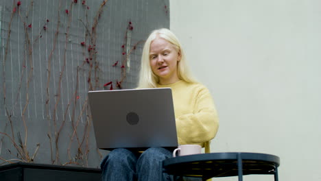 mujer usando laptop