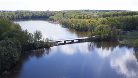 Brücke-über-Einem-See-Luftaufnahme