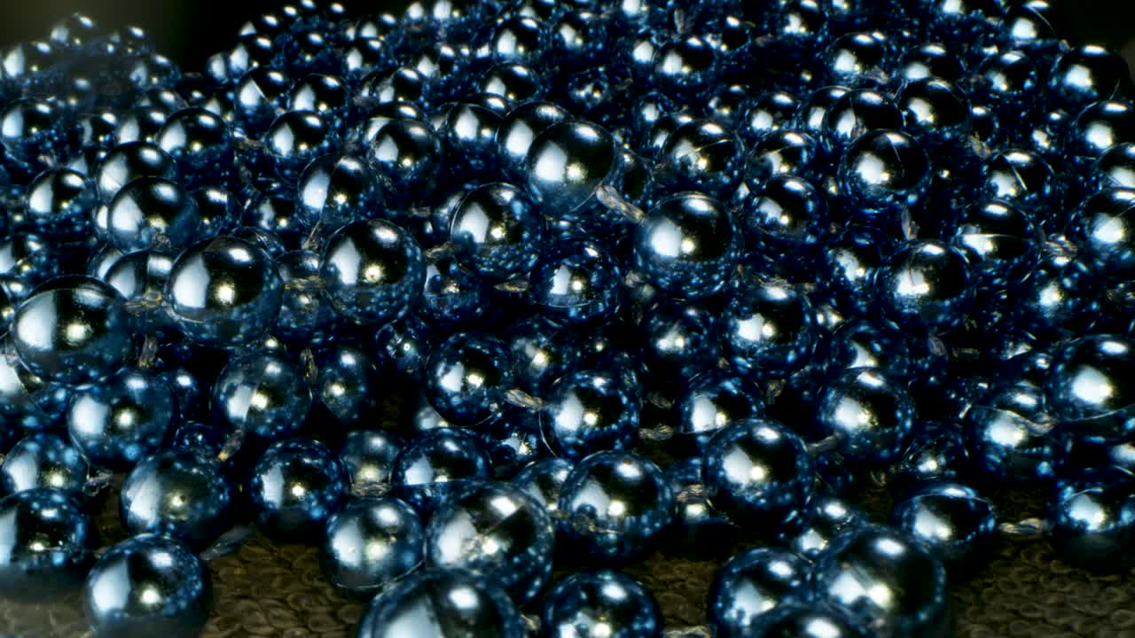 primer plano de una cadena de cuentas azules