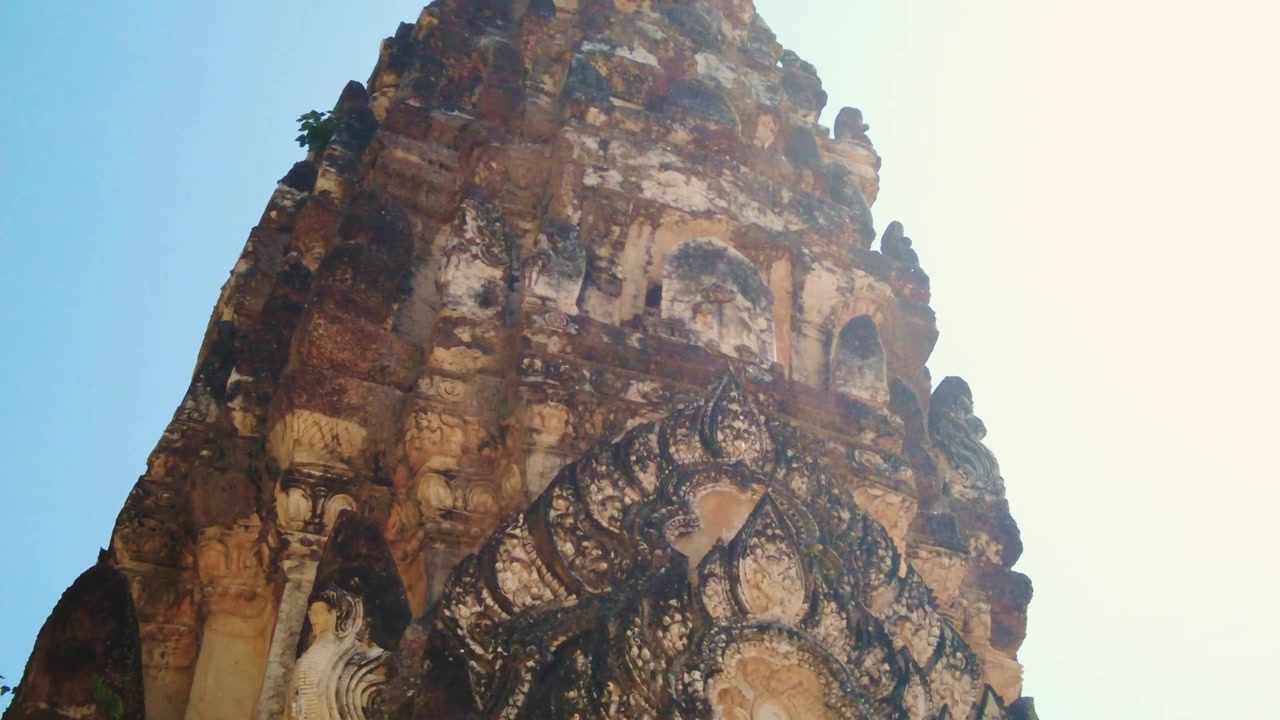Primo piano della cima della torre di Wat Phra Phai Luang, antiche rovine buddiste siamesi a Sukhothai, Parco Storico della Thailandia, sito Patrimonio dell'Umanità UNESCO.