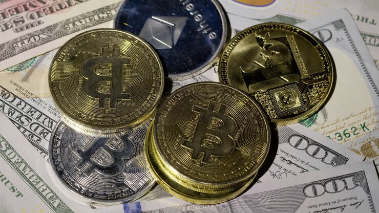 Monete Bitcoin BTC ed Ethereum ETH che ruotano su banconote da 100 dollari, mining di denaro virtuale