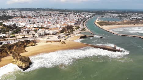 vista panorámica de la playa, el puerto deportivo y el paisaje urbano, lagos, algarve, portugal