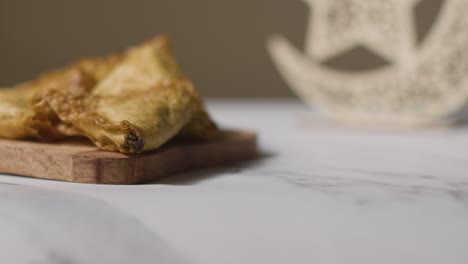 samosas sur planche de bois célébrant la fête musulmane de l'aïd avec le symbole du pakistan