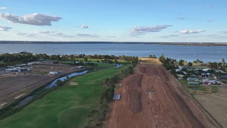 sobre la nueva zona de construcción en silverwoods estate y dirigiéndose al lago mulwala en yarrawonga