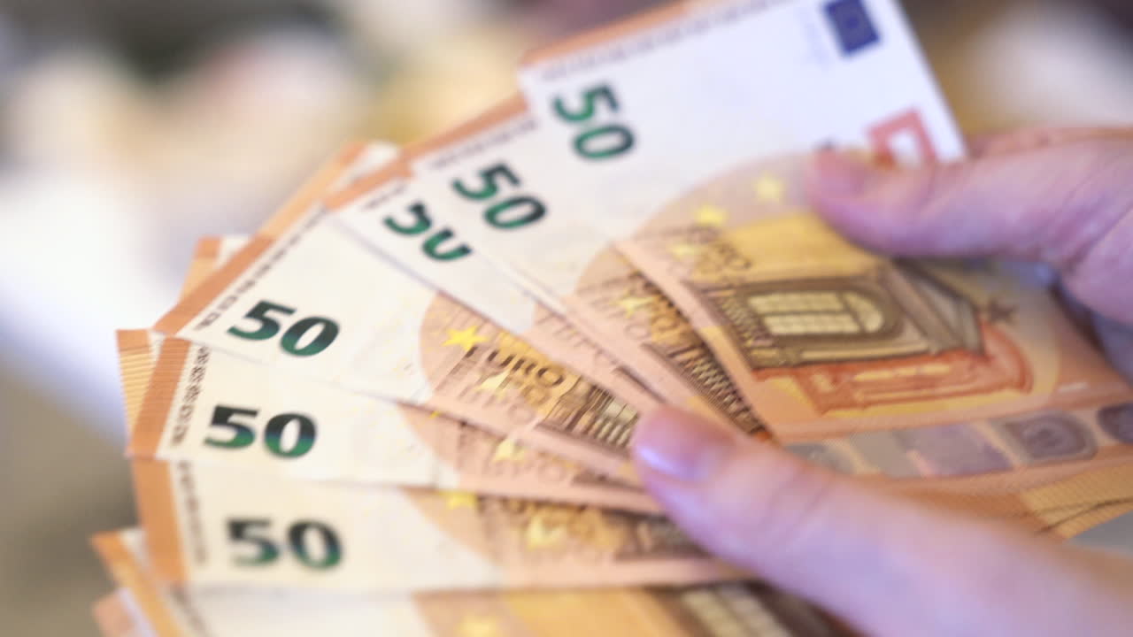 Primo piano di mani che contano euro, denaro