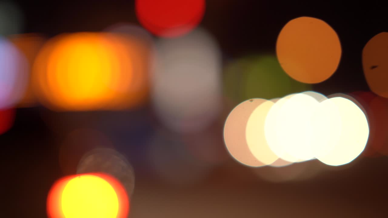 desenfocado y borroso noche ciudad calles luces de tráfico bokeh fondo.