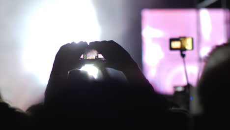 una multitud feliz teniendo un gran tiempo en un concierto