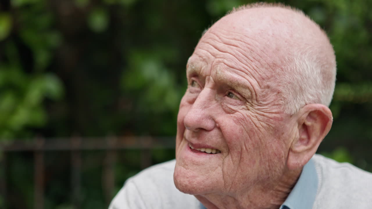 ritratto di un uomo anziano sorridente