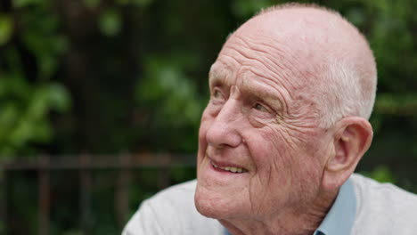 retrato de un anciano sonriente