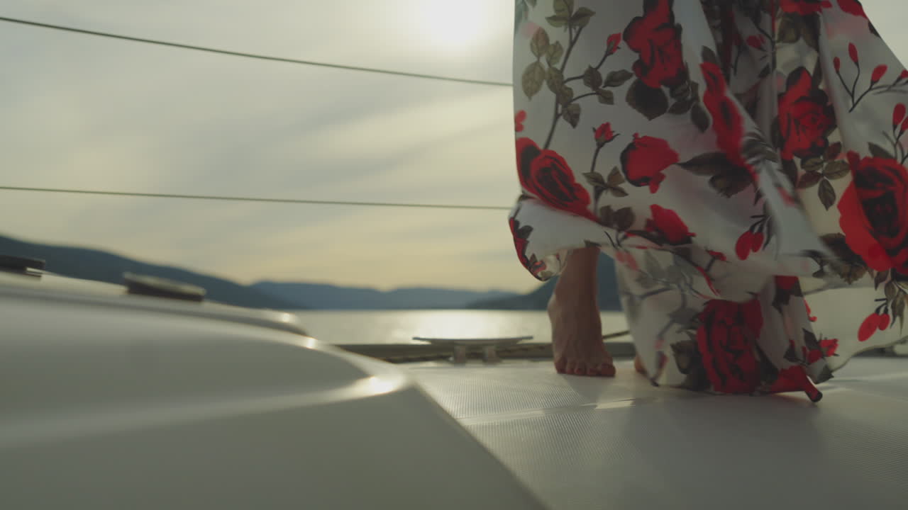 요트 갑판 에 있는 꽃 의 치마 를 입은 여자