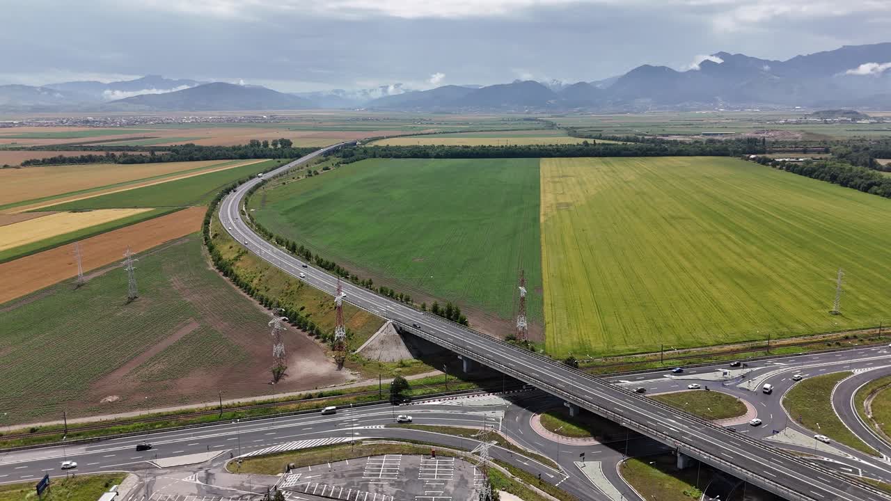 브라소프 (루마니아) 근처의 고속도로의 드론 비디오.