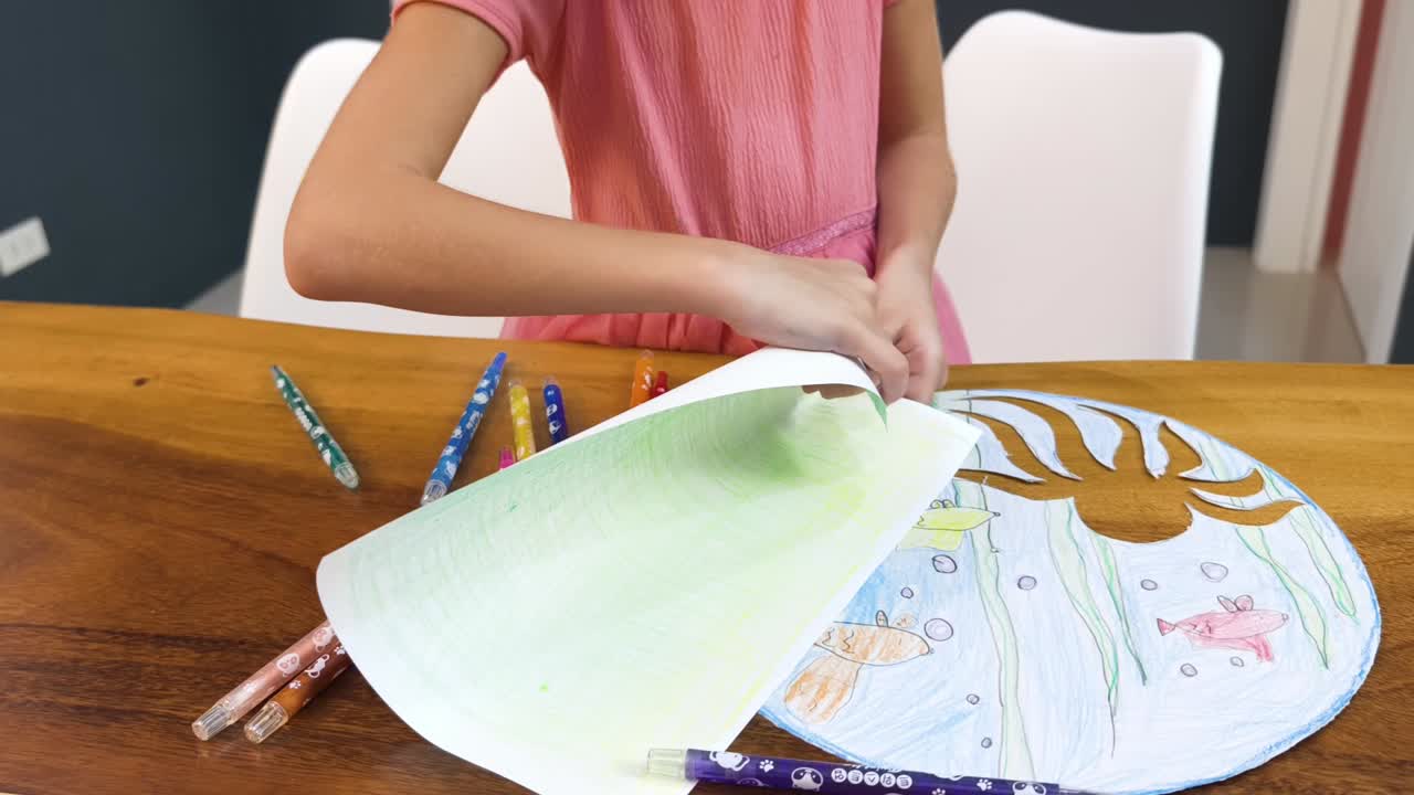 niño dibujando una escena bajo el agua