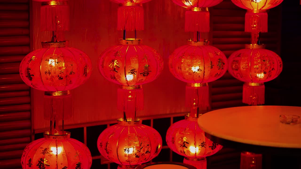 las linternas rojas arrojan un brillo cálido en un restaurante, creando una atmósfera acogedora y festiva