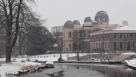 canal y observatorio en tiempo de nieve