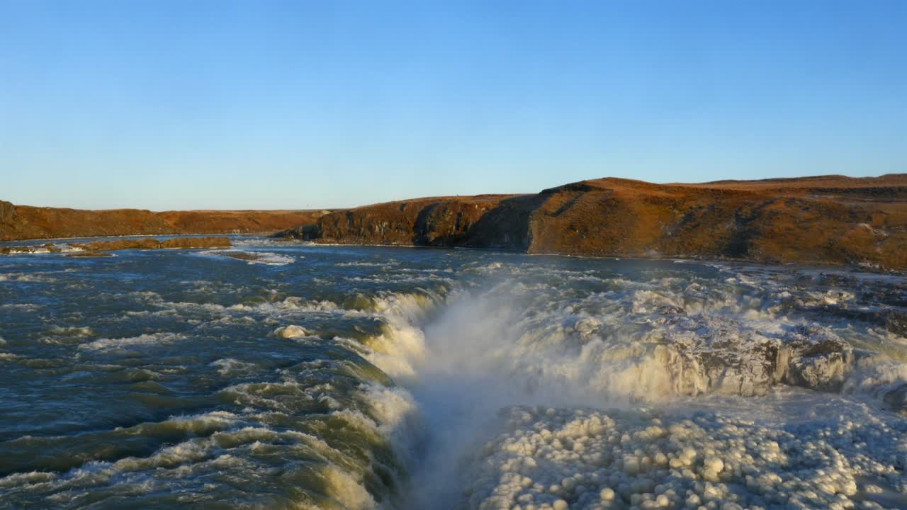 아이슬란드에 있는 얼어붙은 우리다포스 폭포와 야생 강의 공중 사진