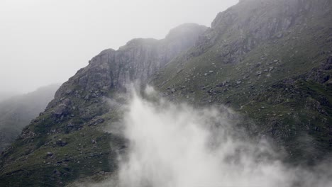 Lapso-De-Tiempo-De-Nubes-En-Movimiento-En-Las-Montañas-Comechingones