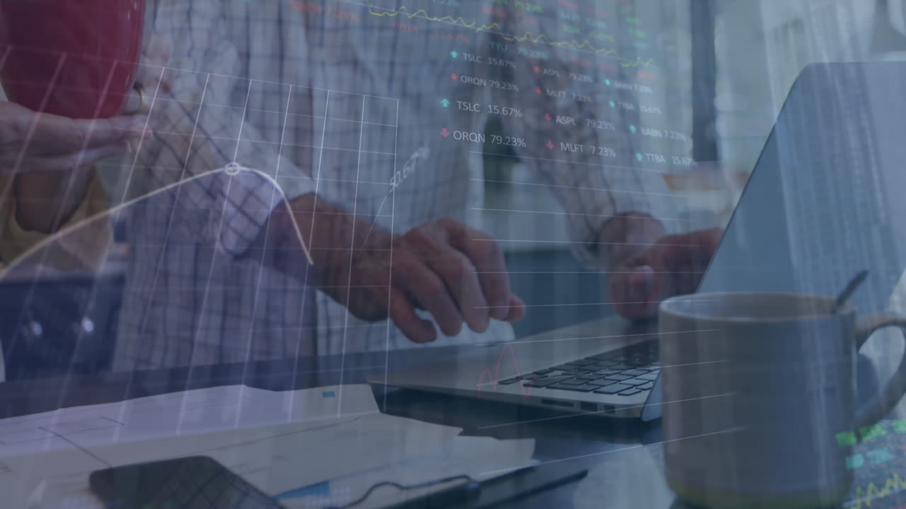 animazione dell'elaborazione dei dati del mercato azionario sulla sezione centrale di due uomini che discutono su un portatile.