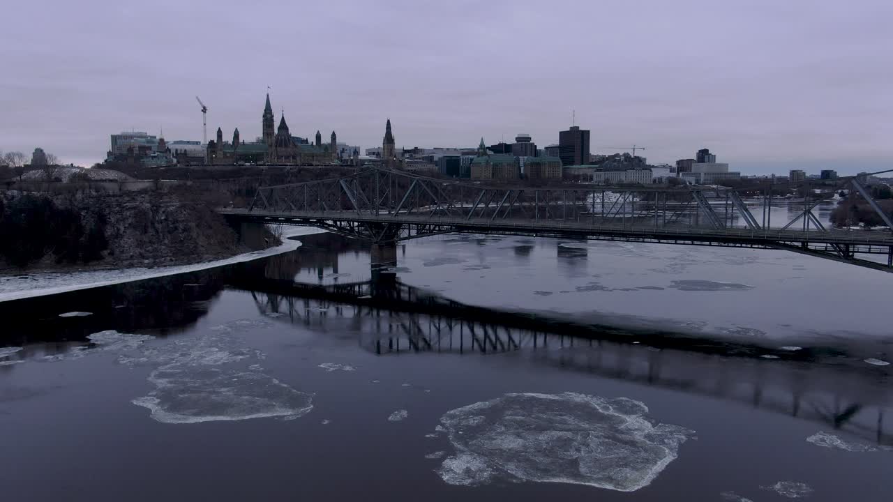 전경에 알렉산드라 다리가 있는 의회 언덕