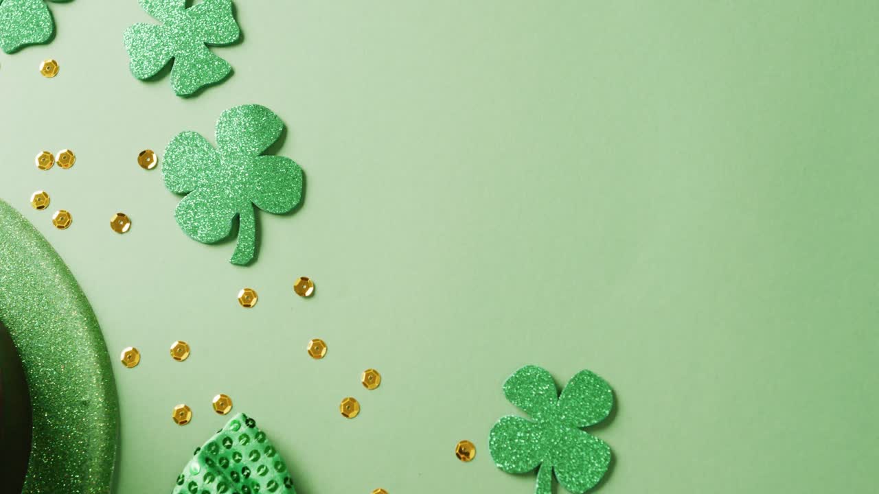 video del día de san patricio trébol verde, sombrero y pajarita con espacio de copia en fondo verde