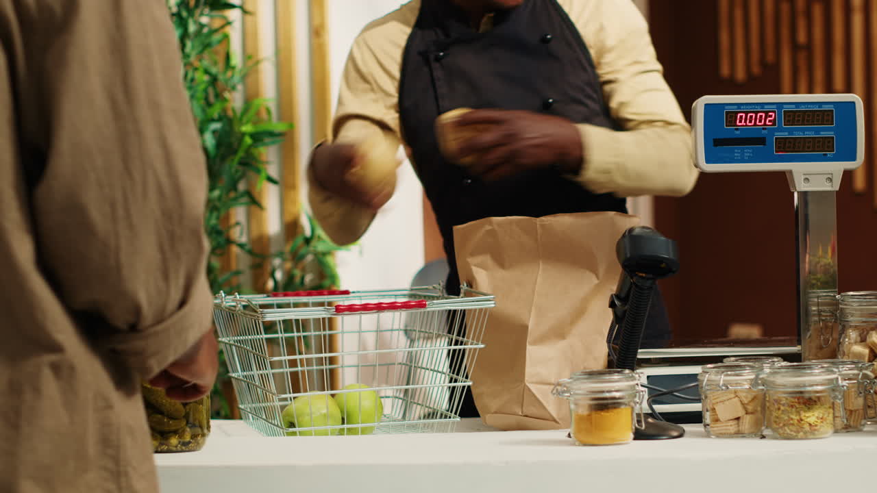 comerciante que pesa frutas y verduras para un cliente habitual