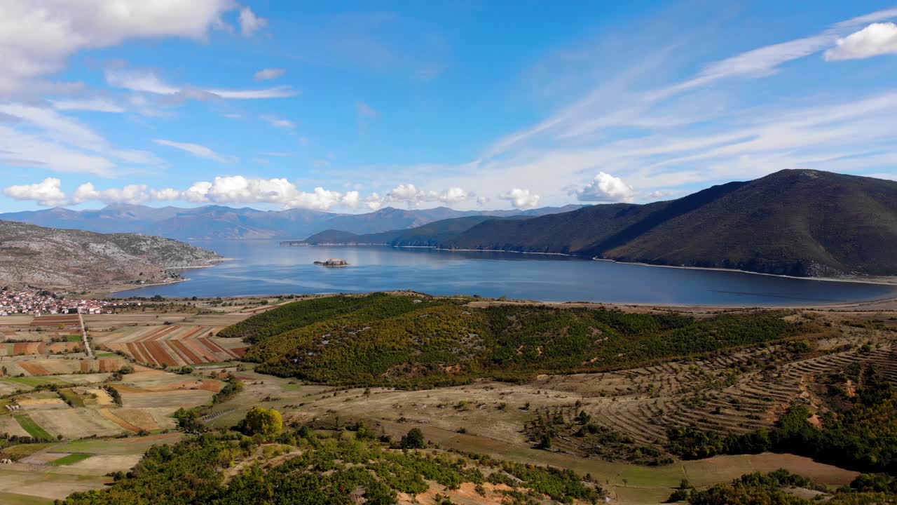 아름다운 시골 파노라마와 마을로 둘러싸인 프레스파 산악 호수