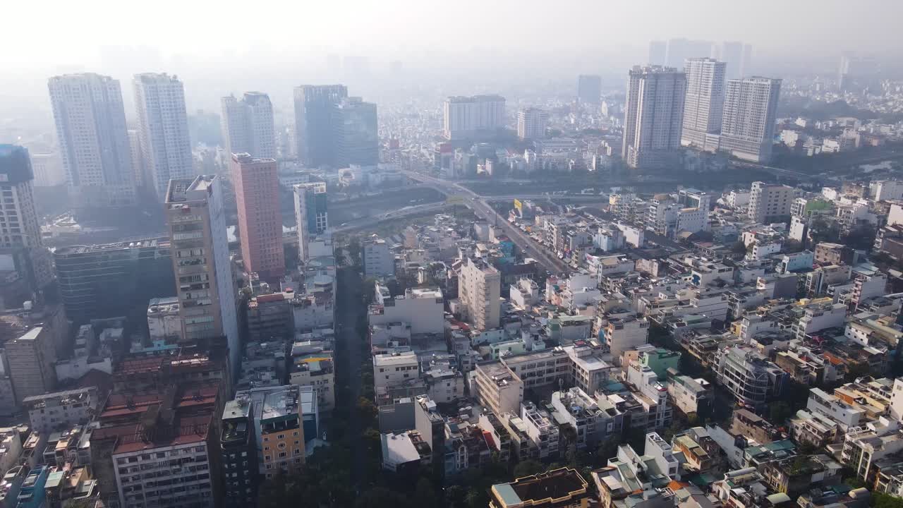 la calle en la ciudad de ho chi minh vista desde un dron