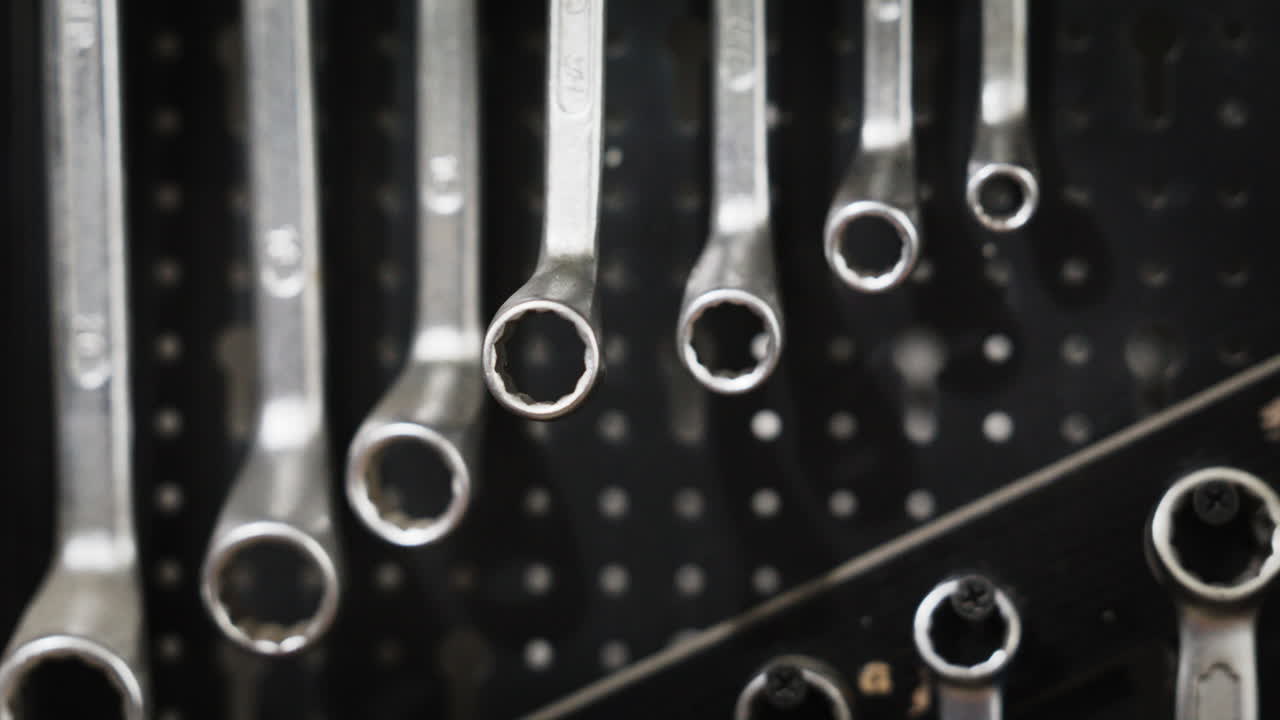 Immagine di chiavi ad anello metalliche ben organizzate in un'officina